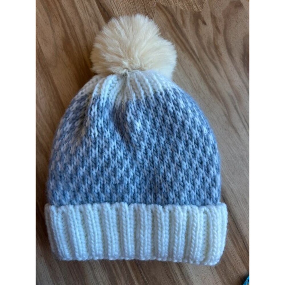 Sherpa Women’s Knit Beanie Gray White Faux Fur Pom Pom Cuffed Winter Hat skiing
